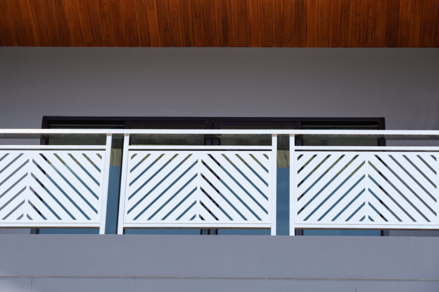 Balustrada balkonowa, barierka na balkonie.