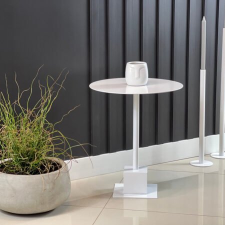 Metalowy stolik kawowy, biały z okrągłym blatem i kwadratową podstawą. Producent Sigma Design.