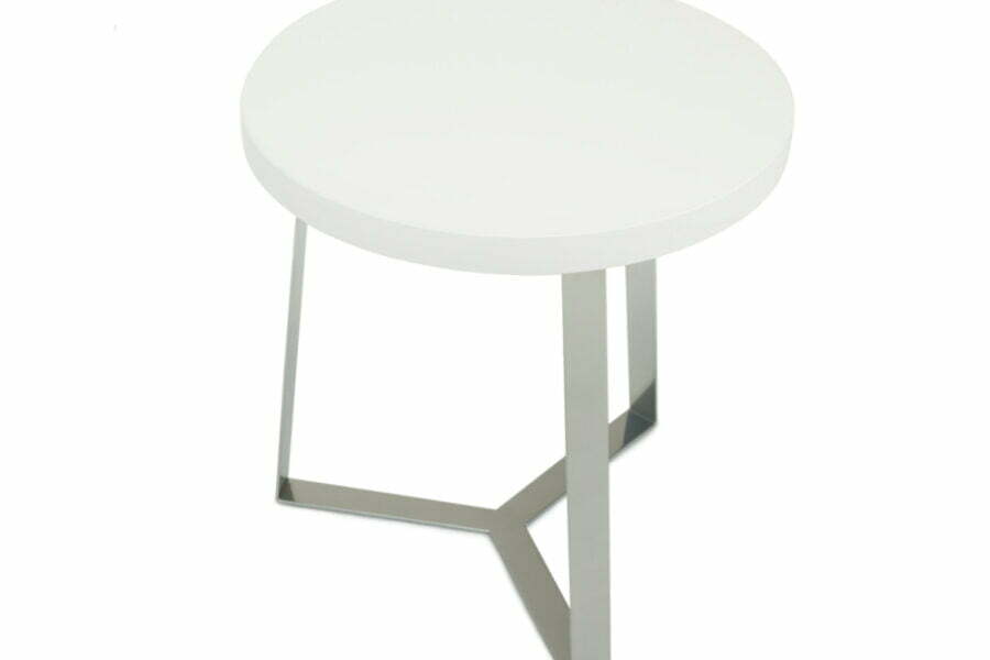 Srebrny stolik kawowy Antymon z okrągłym, białym blatem. Producent Sigma Design.