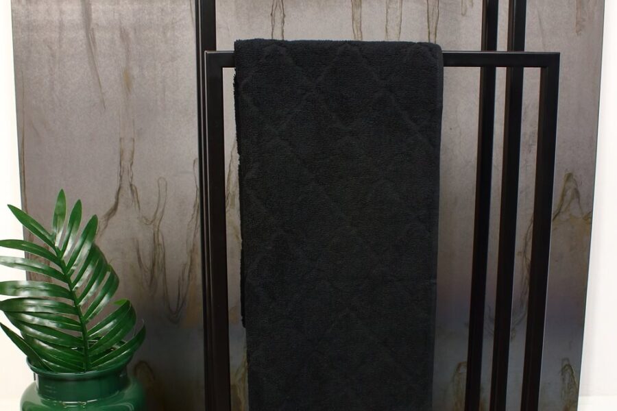 Metalowy wieszak na ręczniki w stylu industrialnym.