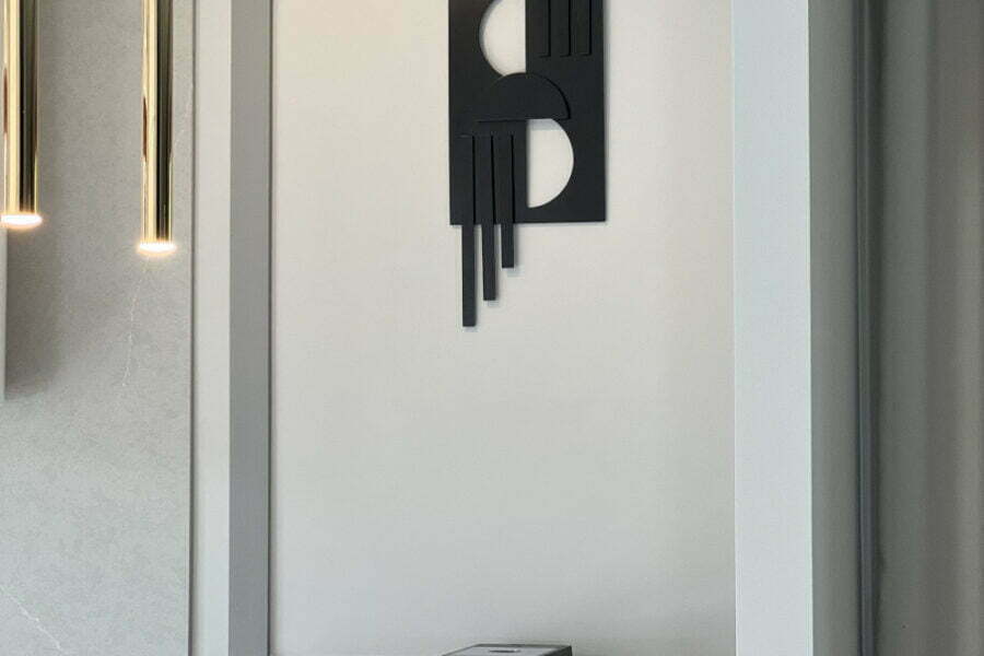Geometryczna ozdoba na ścianę z metalu.
