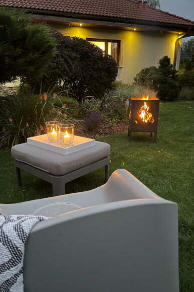 Kwadratowe palenisko ogrodowe z blachy, płonący ogień. Producent Sigma Design