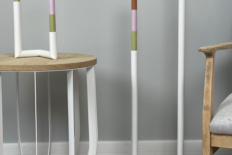 Świeczniki stołowe i podłogowe z rurek metalowych w kolorze białym. Producent Sigma Design.