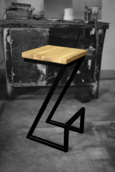 Hoker w stylu industrialnym wykonany z metalu, z drewnianym siedziskiem. Producent Sigma Design.