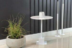 Okrągły stolik kawowy Pyrite z metalu o kwadratowej podstawie koloru białego. Producent Sigma Design.