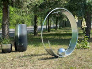 Metalowa ozdoba do ogrodu z metalu o kształcie koła z kulą. Producent Sigma Design 