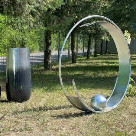 Metalowa ozdoba do ogrodu z metalu o kształcie koła z kulą. Producent Sigma Design