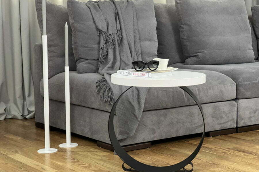 Okrągły stolik kawowy Disten z podstawą o kształcie pięrścienia i białym blatem. Producent Sigma Design.
