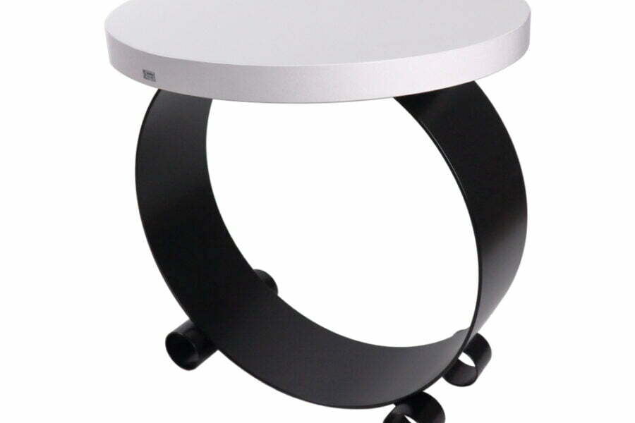 Okrągły stolik kawowy Disten z podstawą w kształcie pierścienia. Biały blat. Producent Sigma Design.