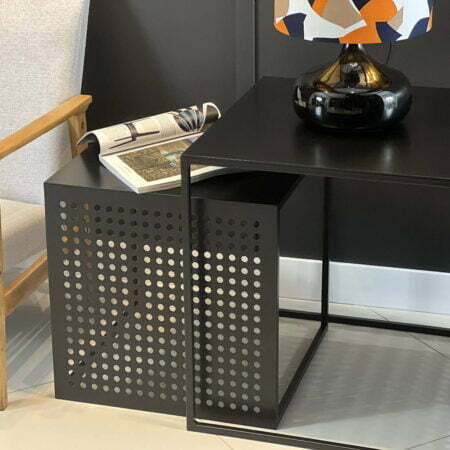 Industrialny stolik kawowy w kształcie kostki, czarny z otworami.