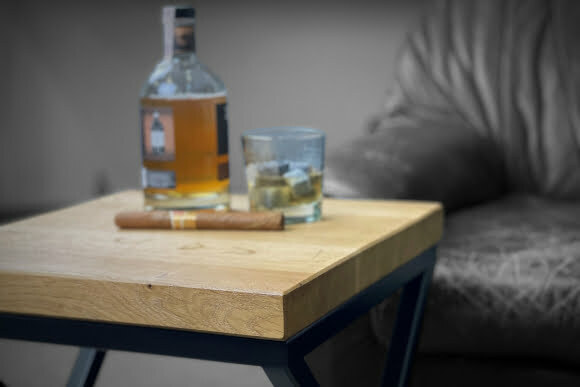 Metalowy taboret lub stolik w stylu loft z drewnianym blatem. Producent Sigma Design.