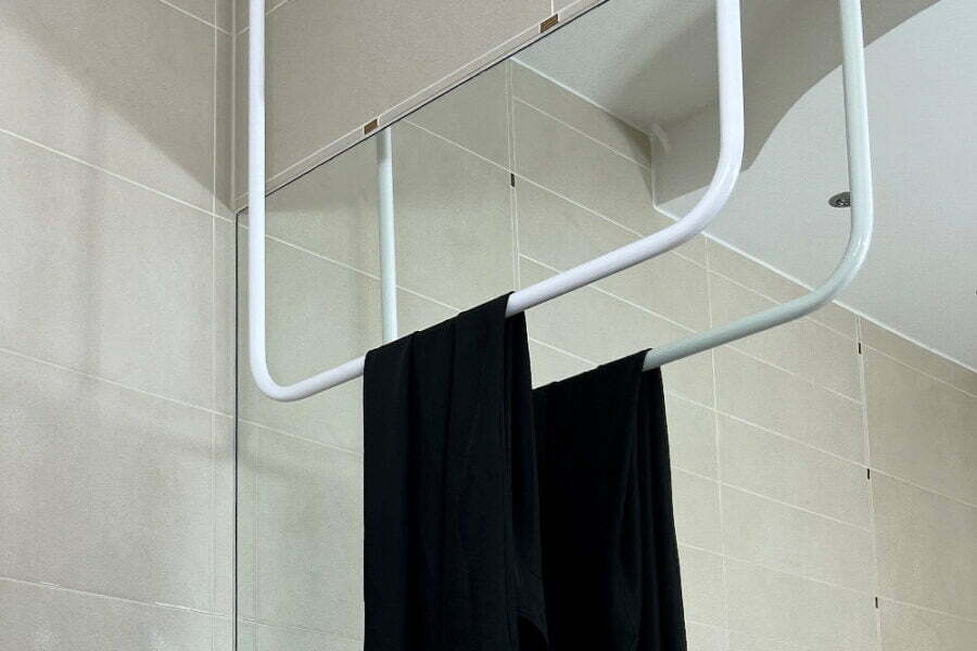 Metalowy wieszak łazienkowy na ręczniki.
